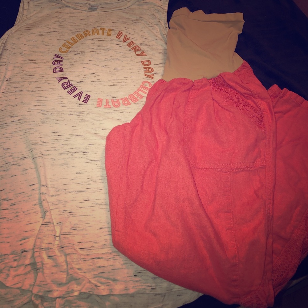 Adorable coral maternity capris 💞